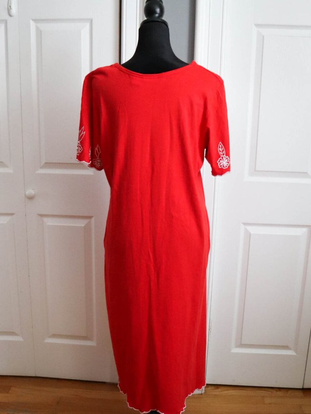 La Cera Dress Cotton Red & Embroidered Floral Design Sz M Pockets Resortwear - Picture 6 of 8